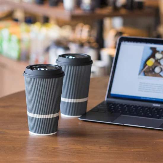 Tasses à café en papier kraft à boire chaud à paroi simple/double/d'ondulation jetables personnalisées avec couvercles